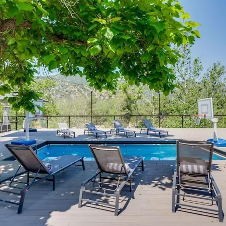 Kaweah River Cabin - Pool, Hot Tub, Movie Projector